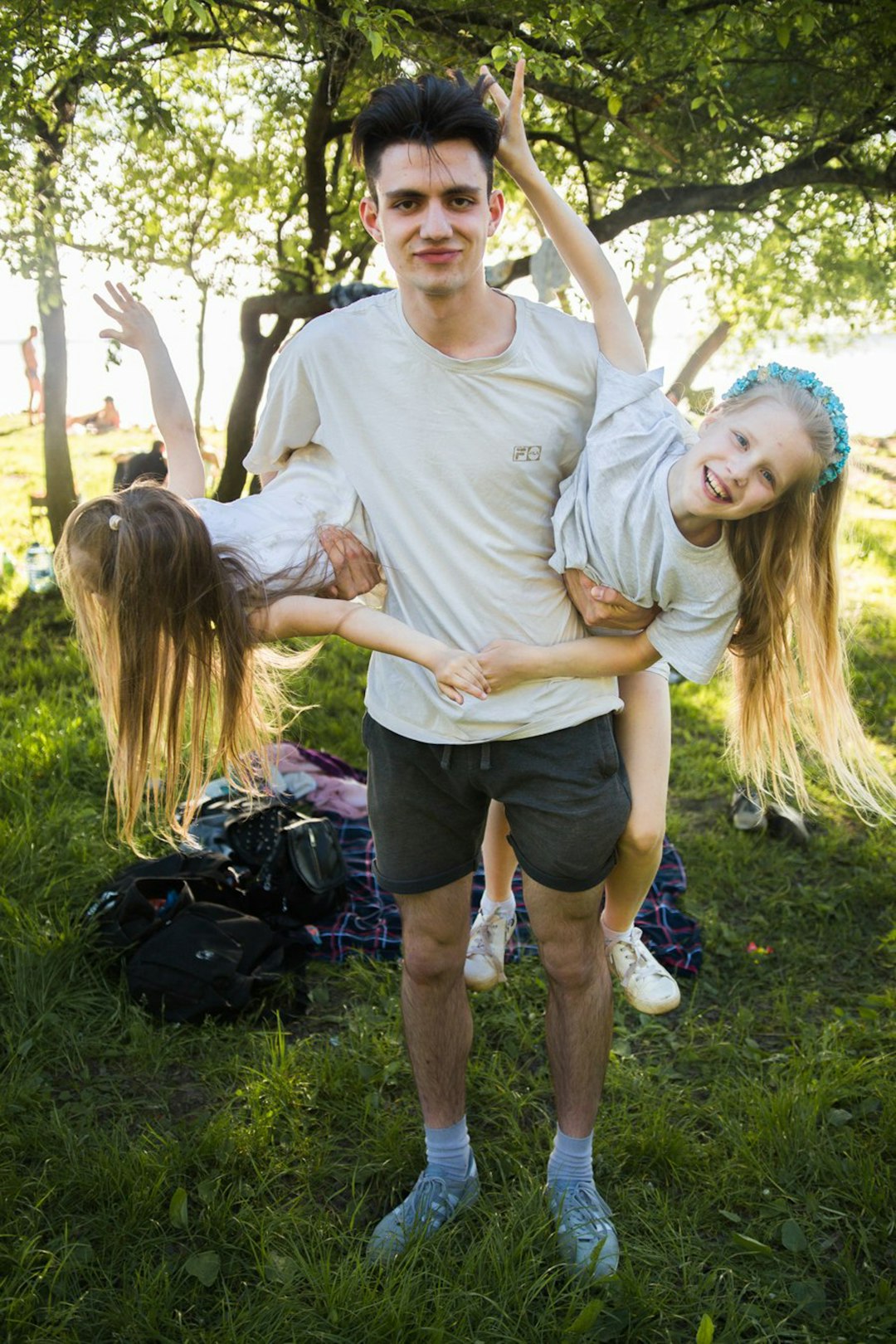 a-man-holding-two-little-girls-in-his-arms-cbjzjrgl4-y